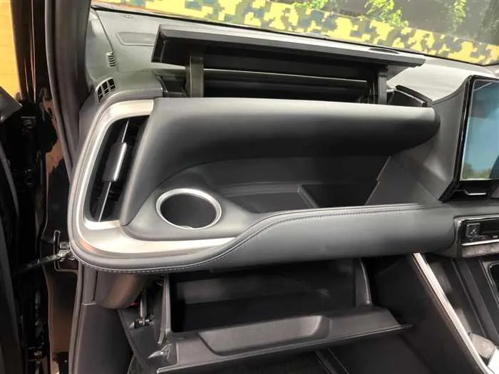 Toyota Voxy 2022 — миниатюра 2