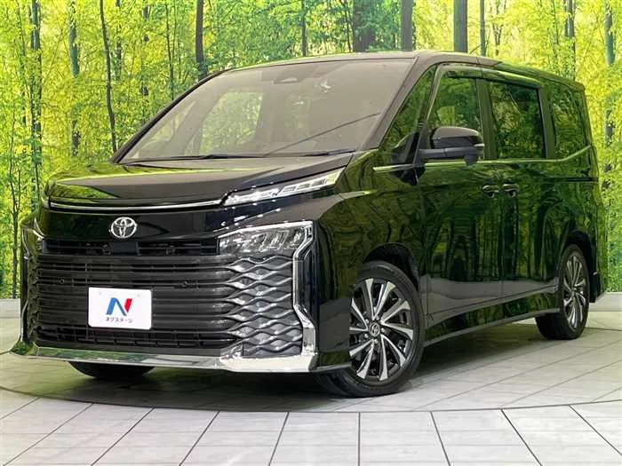 Toyota Voxy 2022 — фото 1, купить с доставкой в Москву