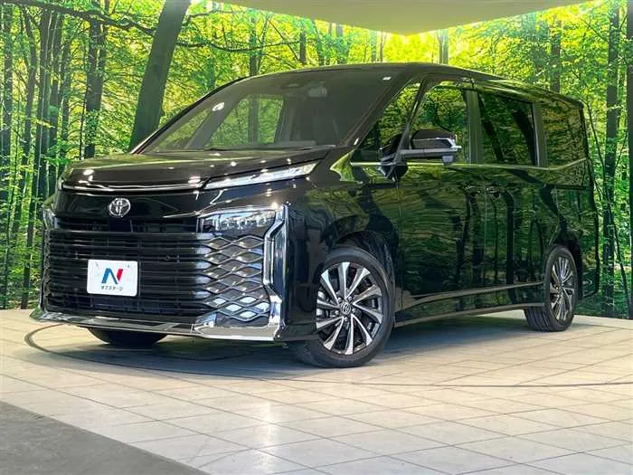 Toyota Voxy 2023 — фото 1, купить с доставкой в Москву