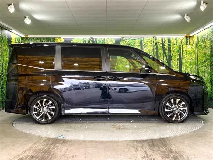 Toyota Voxy 2023 — миниатюра 3