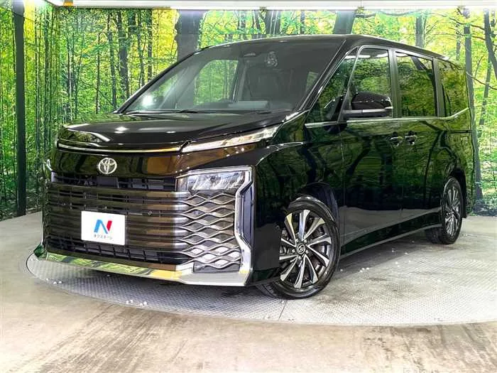 Toyota Voxy 2023 — фото 1, купить с доставкой в Москву