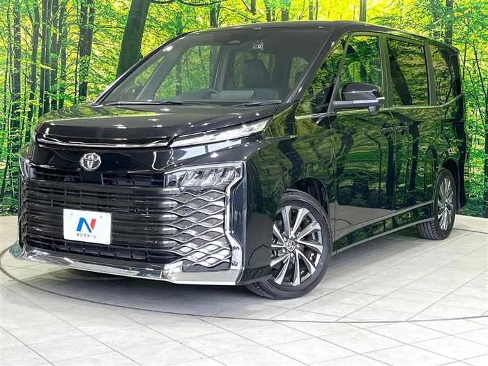 Toyota Voxy 2024 — фото 1, купить с доставкой в Москву