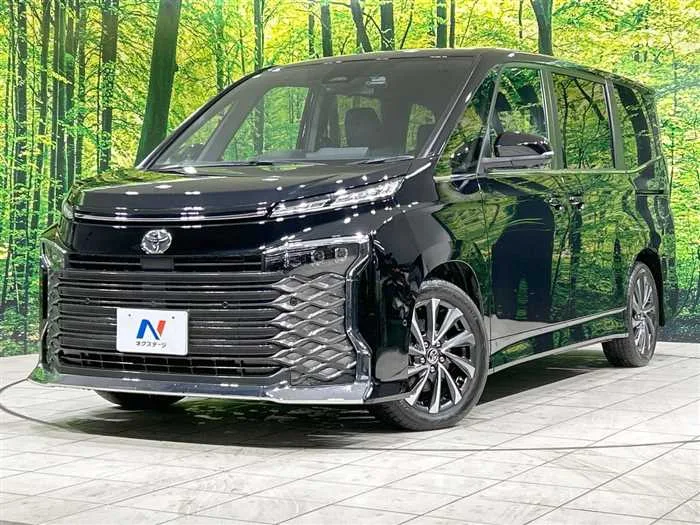 Toyota Voxy 2024 — фото 1, купить с доставкой в Москву