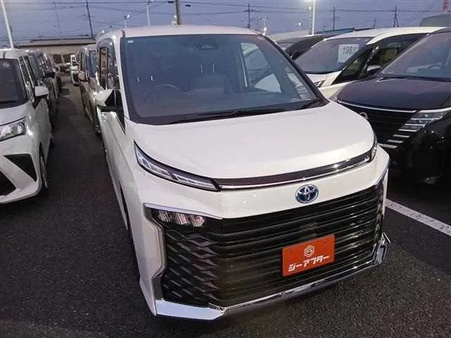 Toyota Voxy 2024 — фото 1, купить с доставкой в Москву