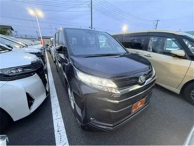 Toyota Noah 2022 — фото 1, купить с доставкой в Москву