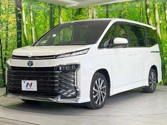 Toyota Voxy 2023 — миниатюра 2