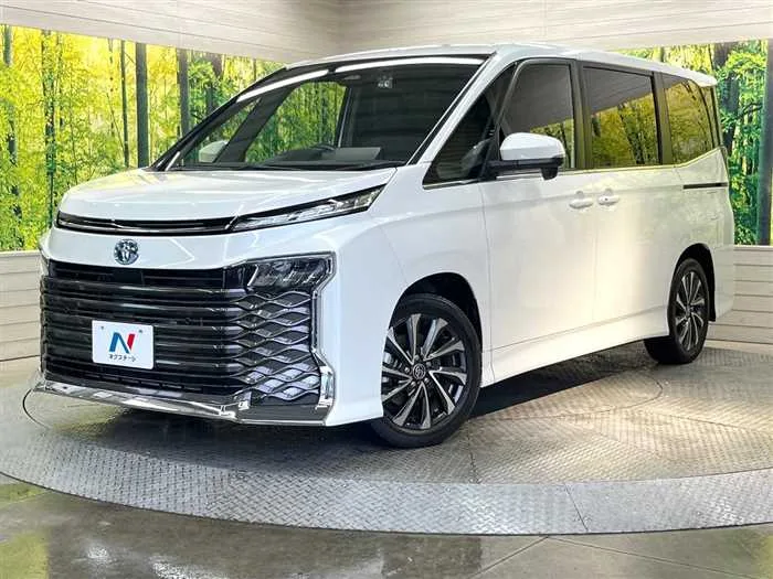 Toyota Voxy 2023 — фото 1, купить с доставкой в Москву