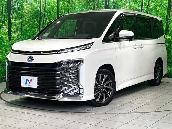 Toyota Voxy 2025 — фото 1, купить с доставкой в Москву