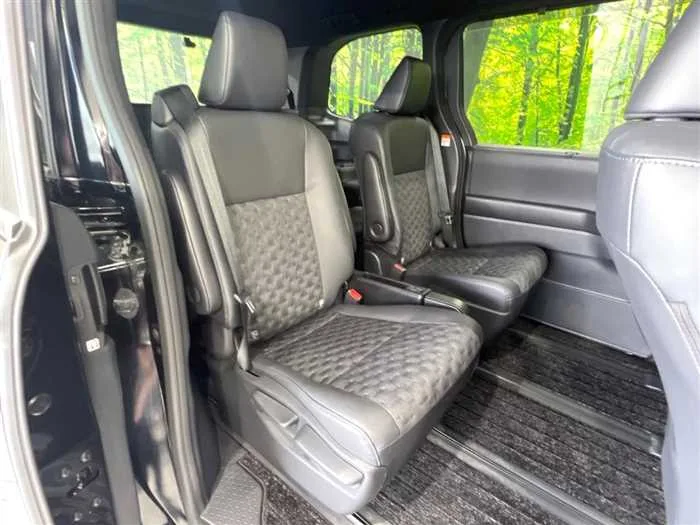 Toyota Voxy 2023 — миниатюра 3