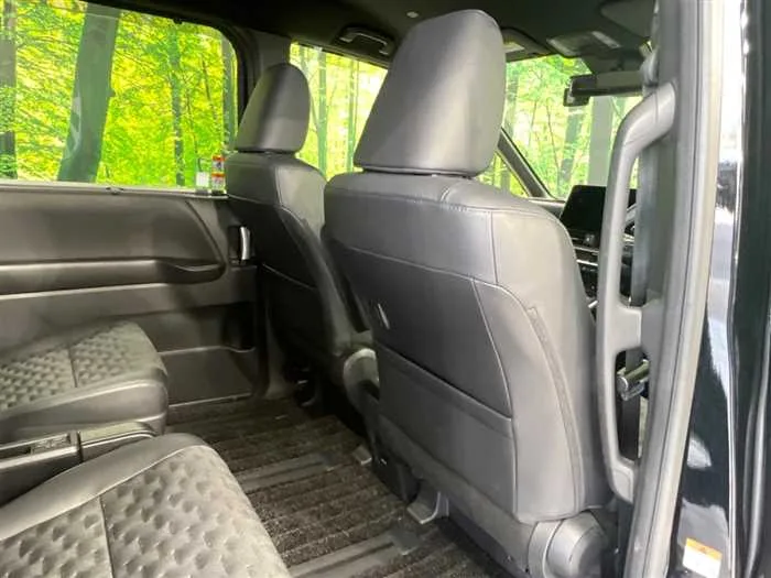 Toyota Voxy 2023 — миниатюра 5