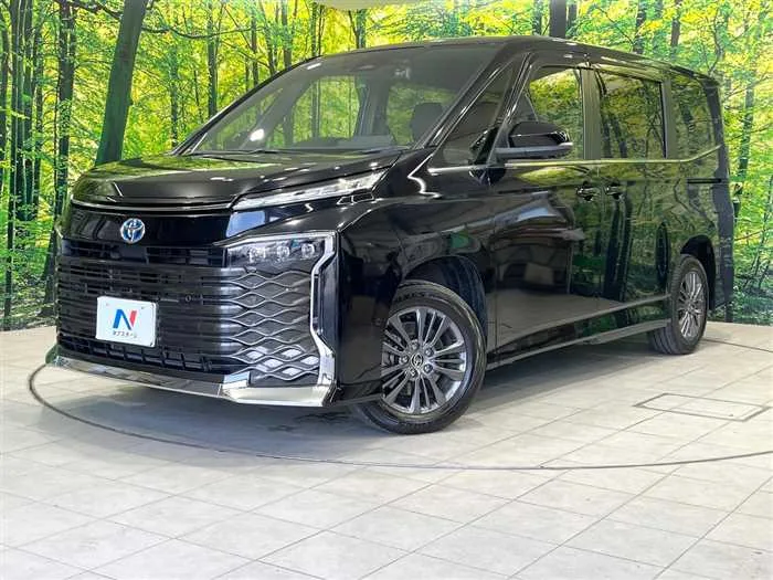 Toyota Voxy 2023 — фото 1, купить с доставкой в Москву