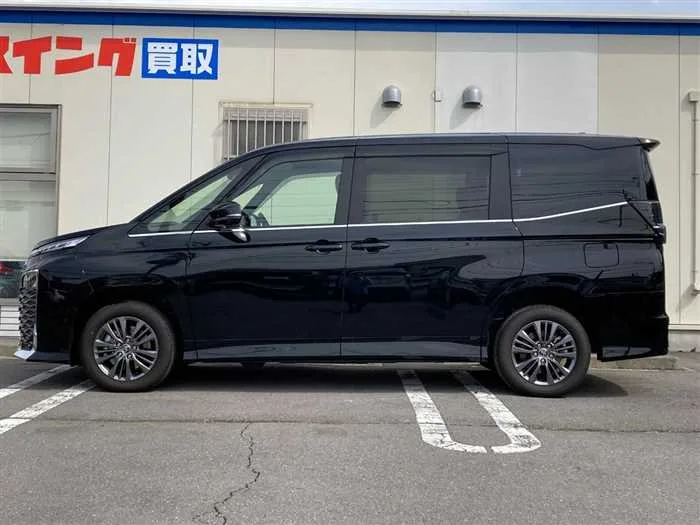 Toyota Voxy 2025 — миниатюра 2