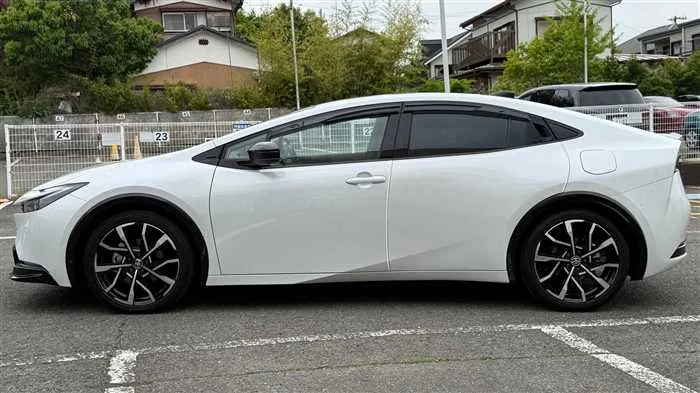 Toyota Prius Z PHEV 2024 — миниатюра 4