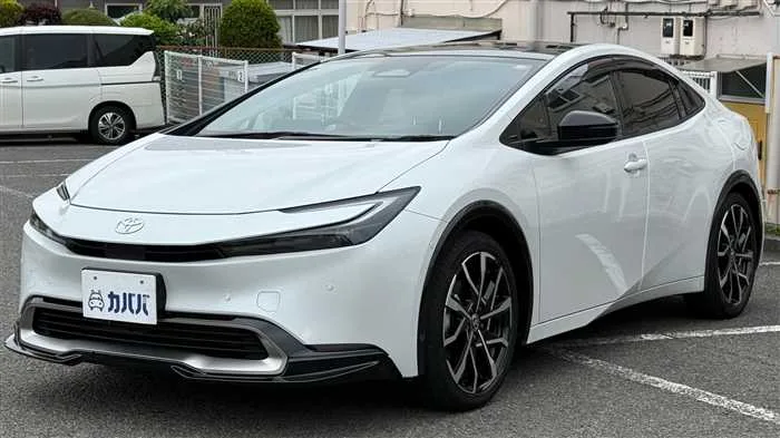 Toyota Prius Z PHEV 2024 — фото 1, купить с доставкой в Москву