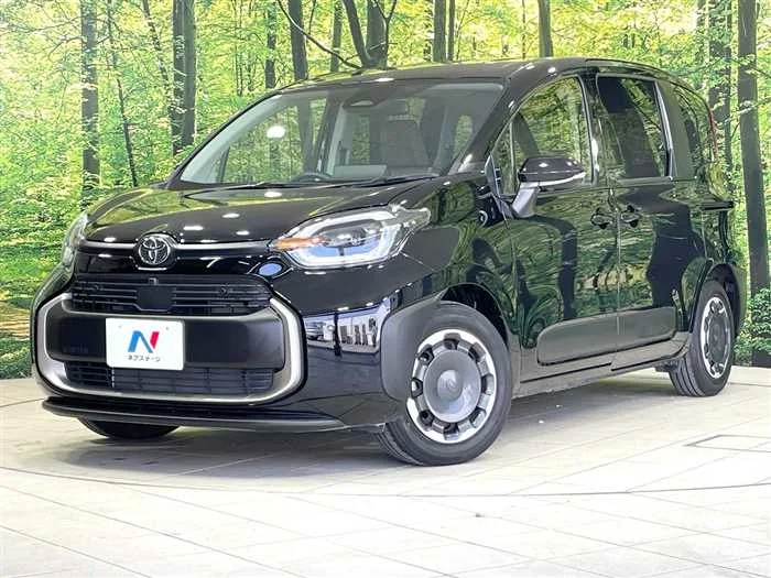 Toyota Sienta 2023 — фото 1, купить с доставкой в Москву