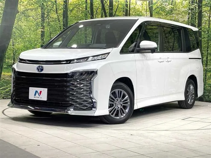 Toyota Voxy 2023 — фото 1, купить с доставкой в Москву