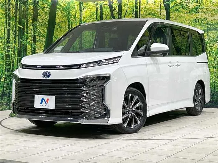 Toyota Voxy 2024 — фото 1, купить с доставкой в Москву