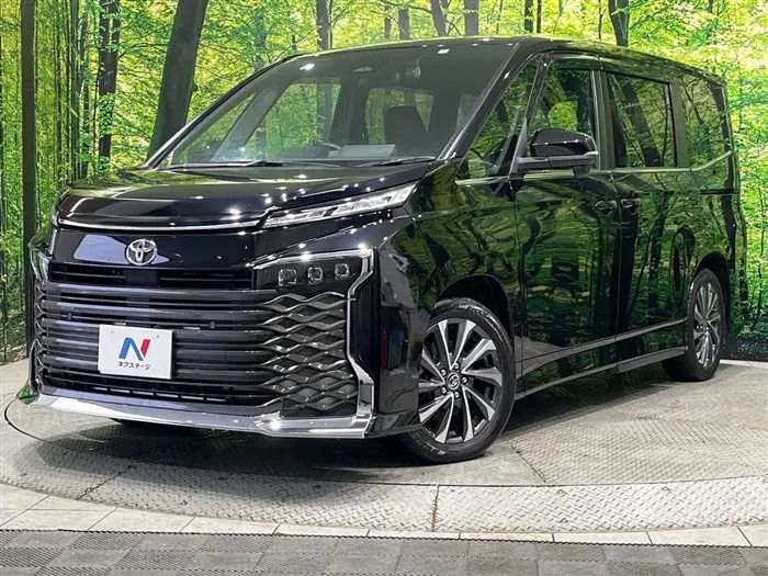 Toyota Voxy 2022 — фото 1, купить с доставкой в Москву