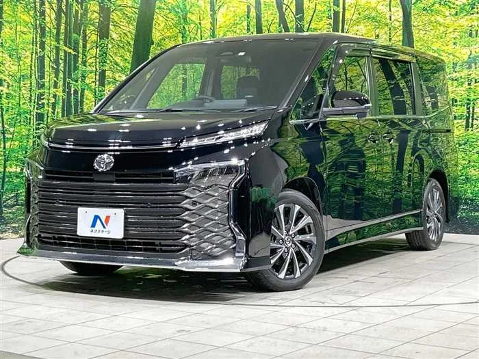 Toyota Voxy 2023 — фото 1, купить с доставкой в Москву
