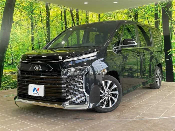Toyota Voxy 2024 — фото 1, купить с доставкой в Москву