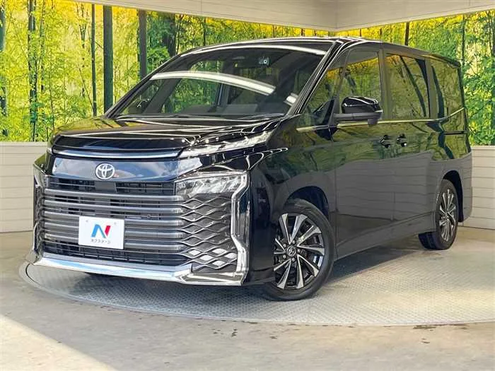 Toyota Voxy 2022 — фото 1, купить с доставкой в Москву
