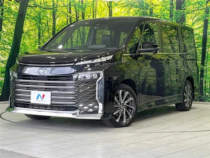 Toyota Voxy 2022 — фото 1, купить с доставкой в Москву