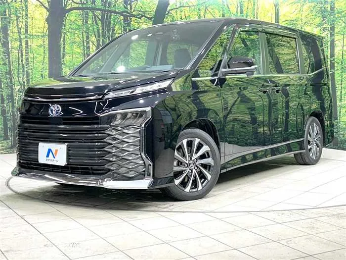 Toyota Voxy 2023 — фото 1, купить с доставкой в Москву