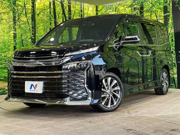 Toyota Voxy 2023 — фото 1, купить с доставкой в Москву