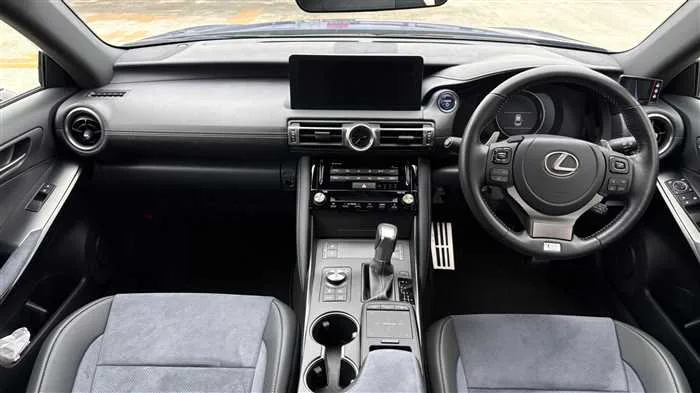 Lexus IS 300h F S 2022 — миниатюра 2