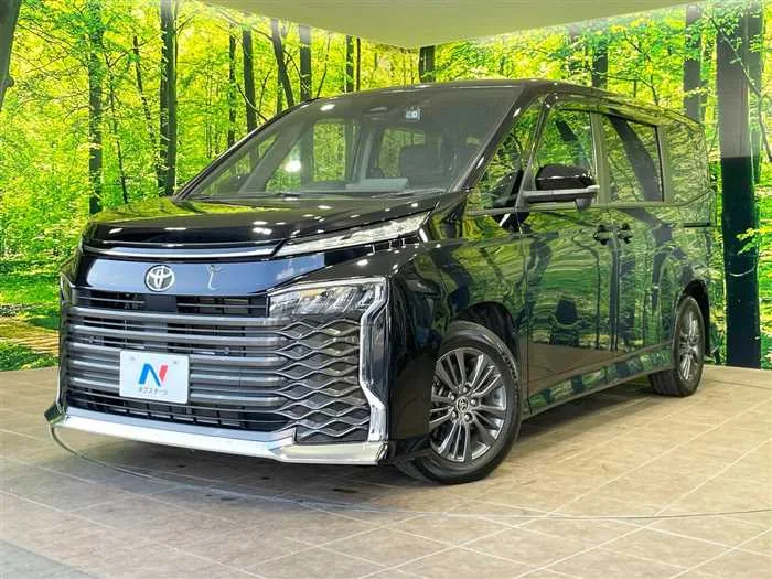 Toyota Voxy 2023 — фото 1, купить с доставкой в Москву