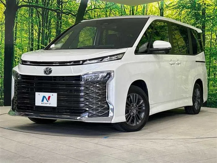 Toyota Voxy 2023 — фото 1, купить с доставкой в Москву