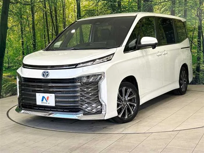 Toyota Voxy 2022 — фото 1, купить с доставкой в Москву