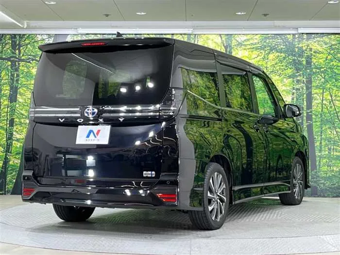 Toyota Voxy 2023 — миниатюра 3