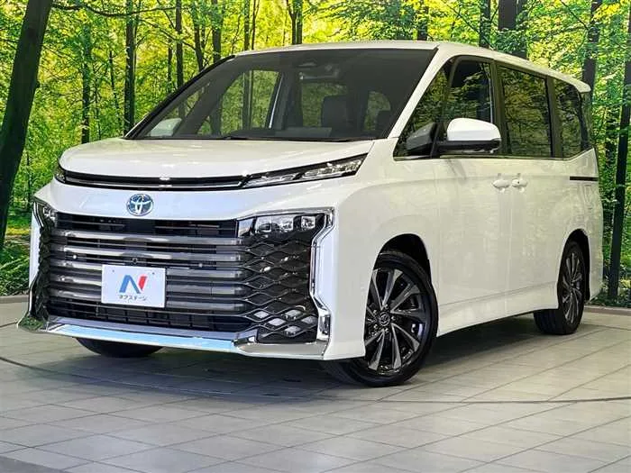 Toyota Voxy 2024 — фото 1, купить с доставкой в Москву