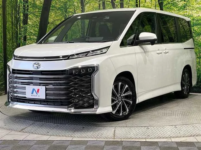 Toyota Voxy 2025 — фото 1, купить с доставкой в Москву